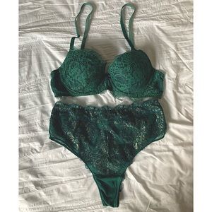 🎈SALE🎈Victoria’s Secret Emerald Bra (36B) & Panty (M) NWOT🐍